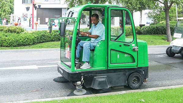 美汐清潔教您多雨季節(jié)的園林綠化養(yǎng)護應(yīng)對措施