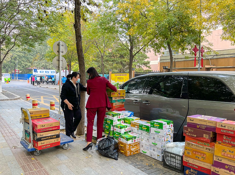 10月25日，美汐清潔杜總、孟總、綜合部經理凌馥、區域經理付永軍來到怡海花園小區，慰問疫情封控區、管控區的保潔員。